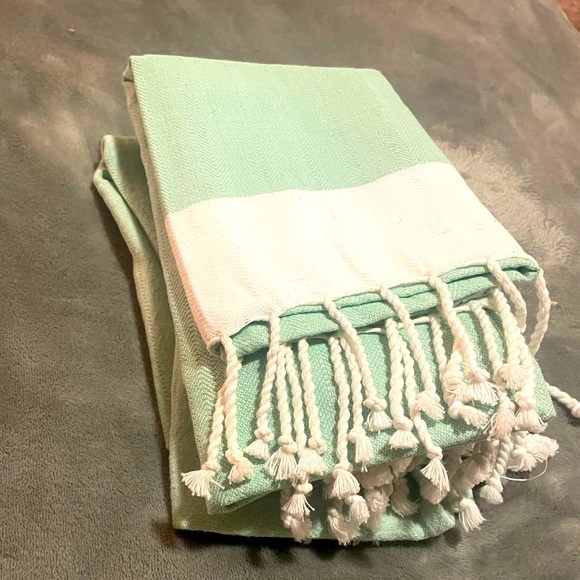 NEW Boutique sea foam green towels. Great for beach house bathroom or similar - Picture 2 of 5
